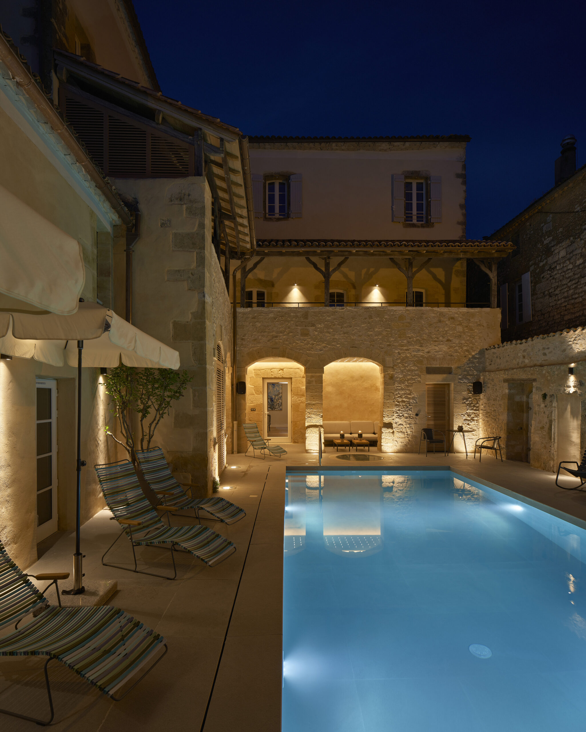 La cour intérieure avec la piscine / R. Pastrovicchio - Enrico Realacci Architectures - Hôtel Le Chevalier bleu, Monpazier, 2023