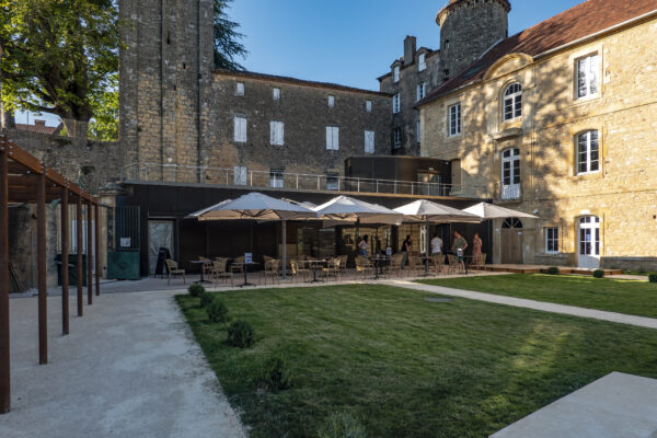 La cour réaménagée du centre de coworking ; au fond, le restaurant / Enrico Realacci - ERA - Enrico Realacci Architectures - Restauration de l'ancien lycée, Belvès, 2025