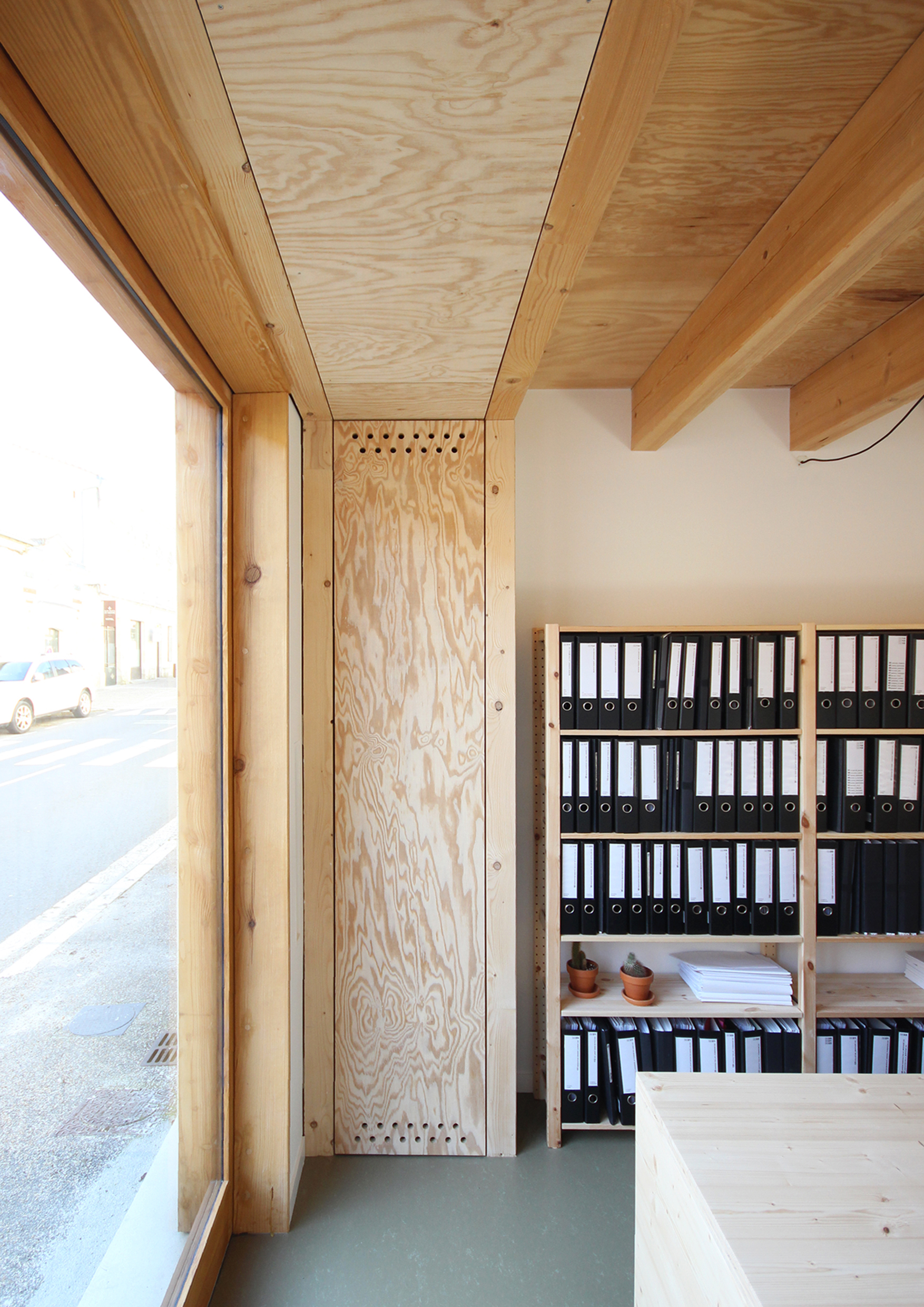 Atelier d'architecture rural - vue sur rue / Mickaël Hébert, AAH, Montagne, 2023
