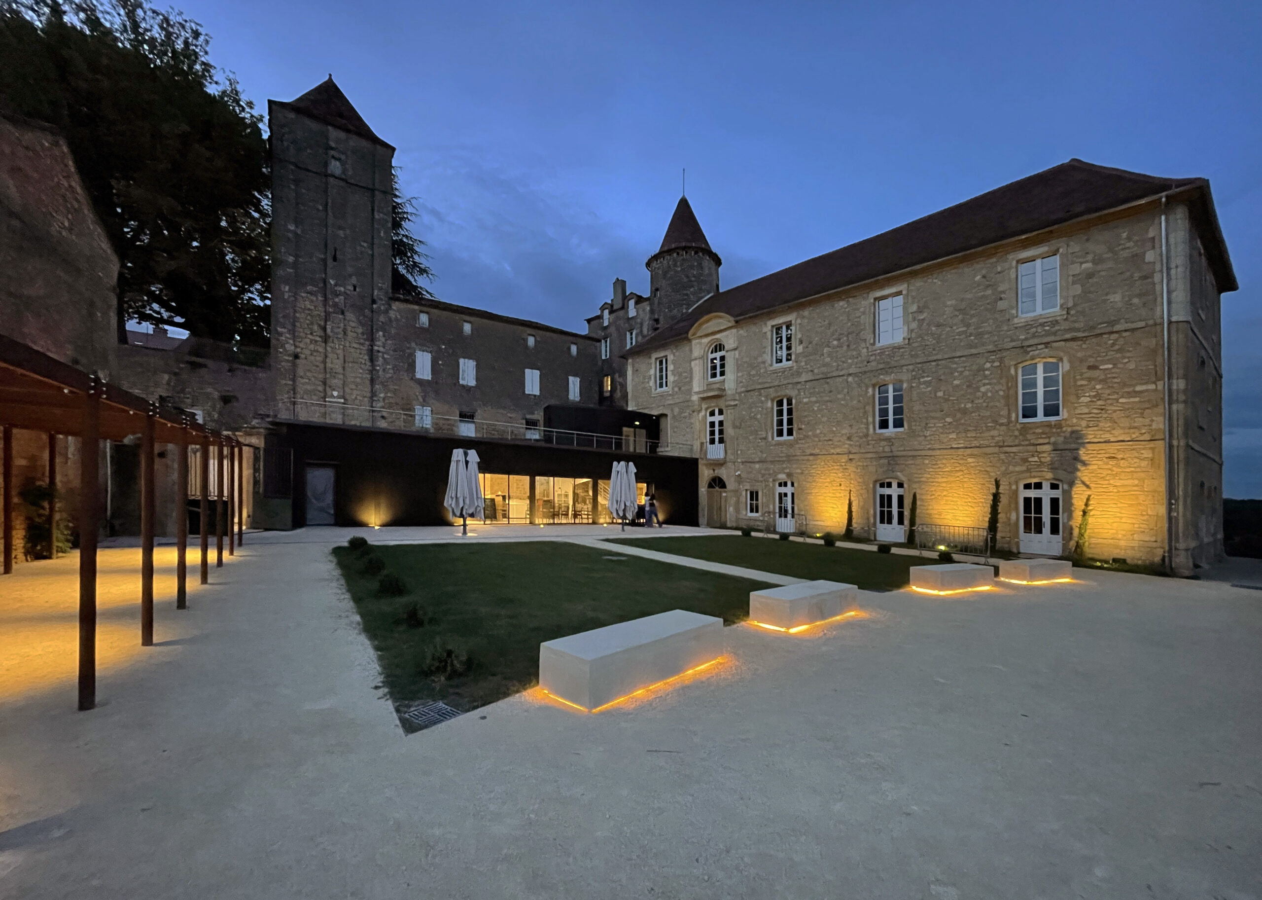 Vue d’ensemble nocturne / Enrico Realacci - ERA - Enrico Realacci Architectures - Restauration de l'ancien lycée, Belvès, 2025