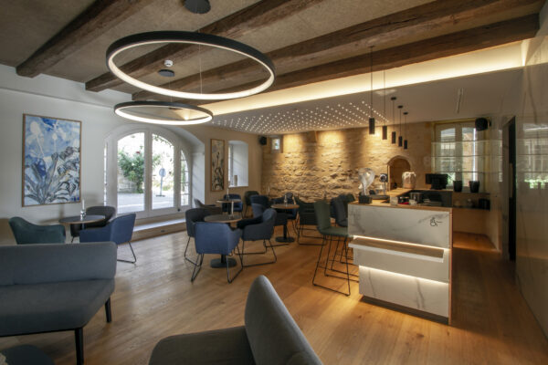 Le bar ouvert au public sur la rue Saint Jacques / Enrico Realacci - Enrico Realacci Architectures - Hôtel Le Chevalier bleu, Monpazier, 2023