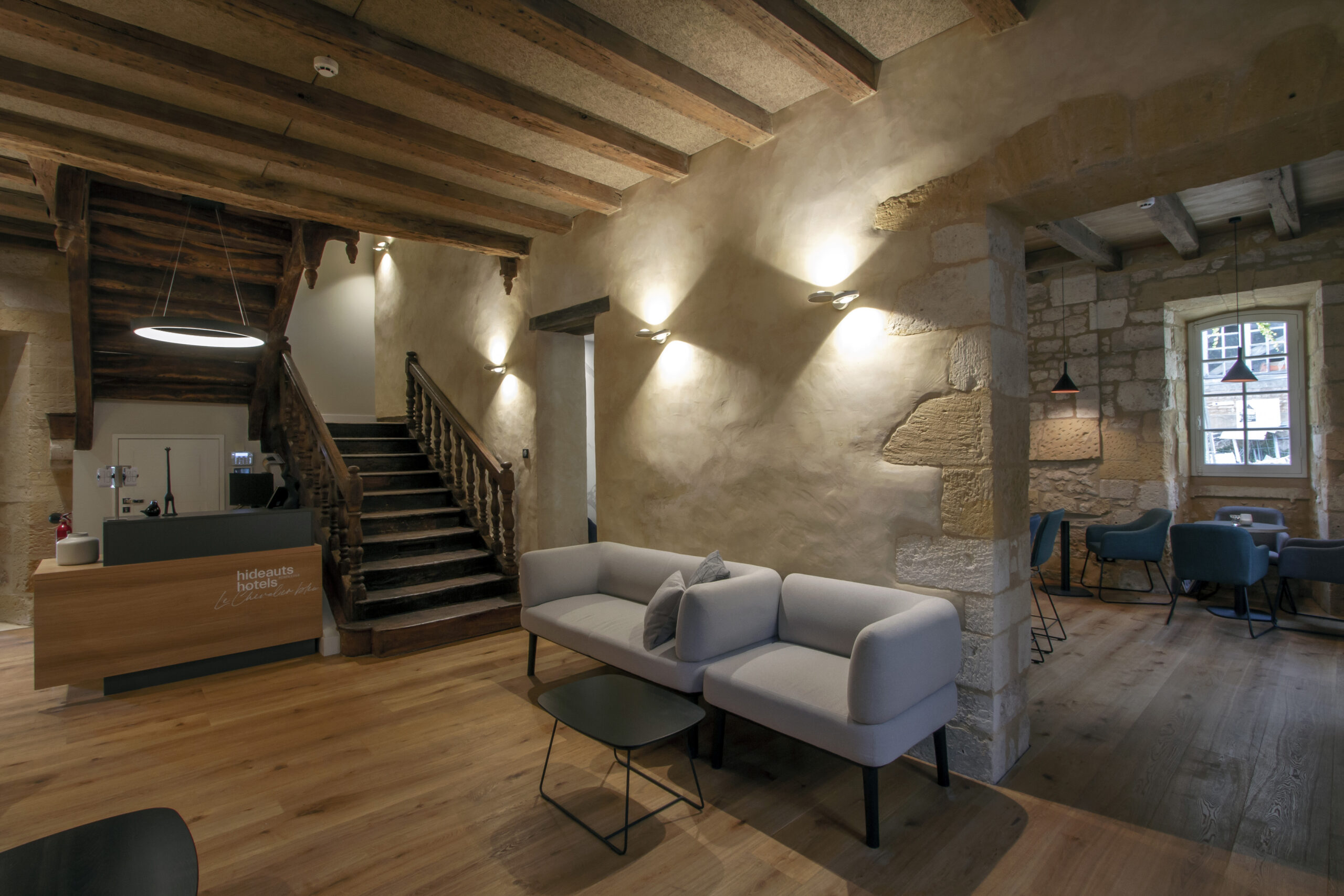 La hall d'accueil avec l'escalier du XVIIe siècle / Enrico Realacci - Enrico Realacci Architectures - Hôtel Le Chevalier bleu, Monpazier, 2023