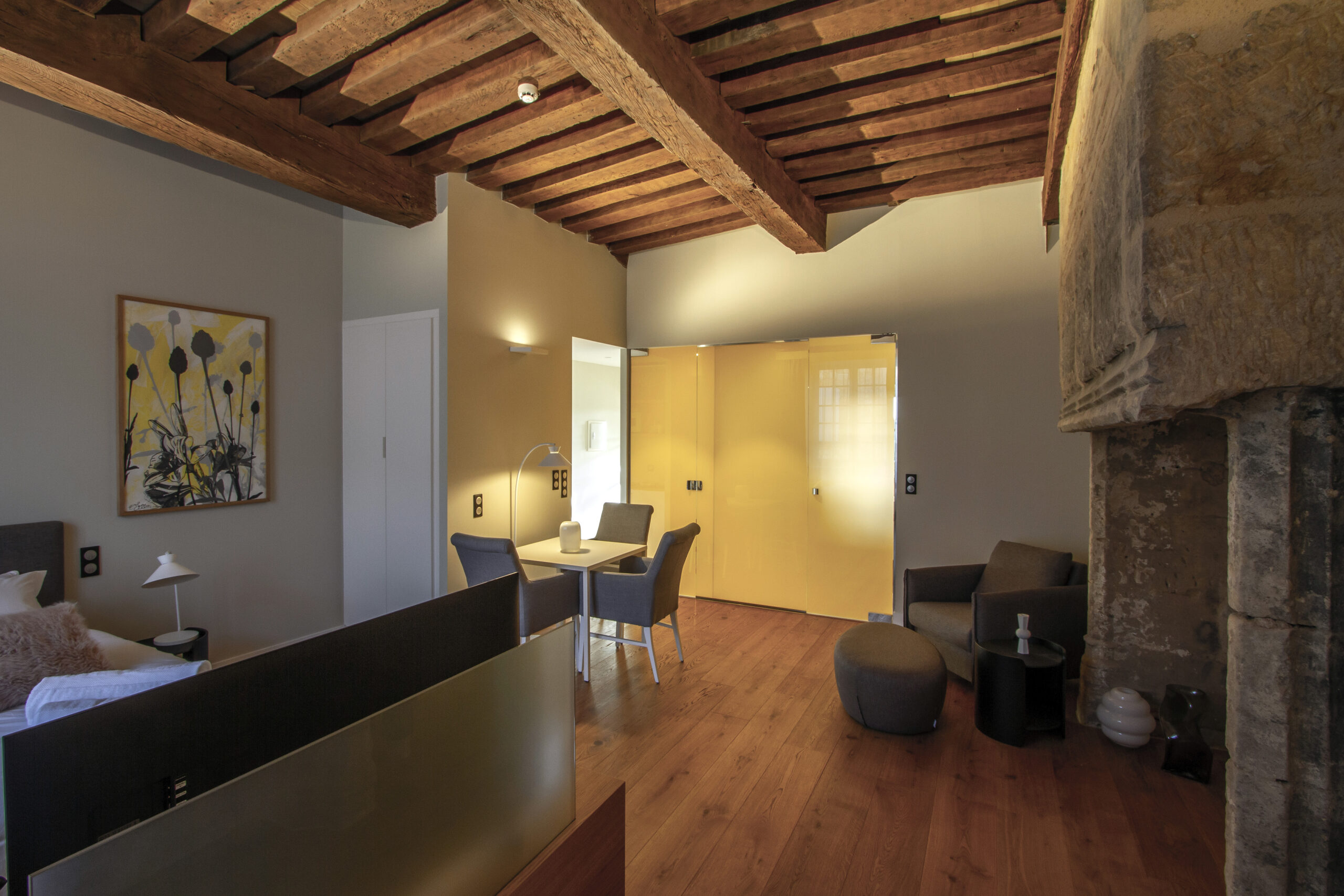 La suite 106 avec sa cheminée Rénaissance / Enrico Realacci - Enrico Realacci Architectures - Hôtel Le Chevalier bleu, Monpazier, 2023