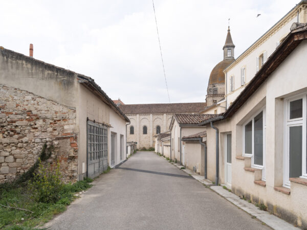 Rue des écoles à Layrac: à droite l'école primaire, à gauche l'ancien garage auto transformé partiellement en réfectoire scolaire. / Sandrine Iratcabal