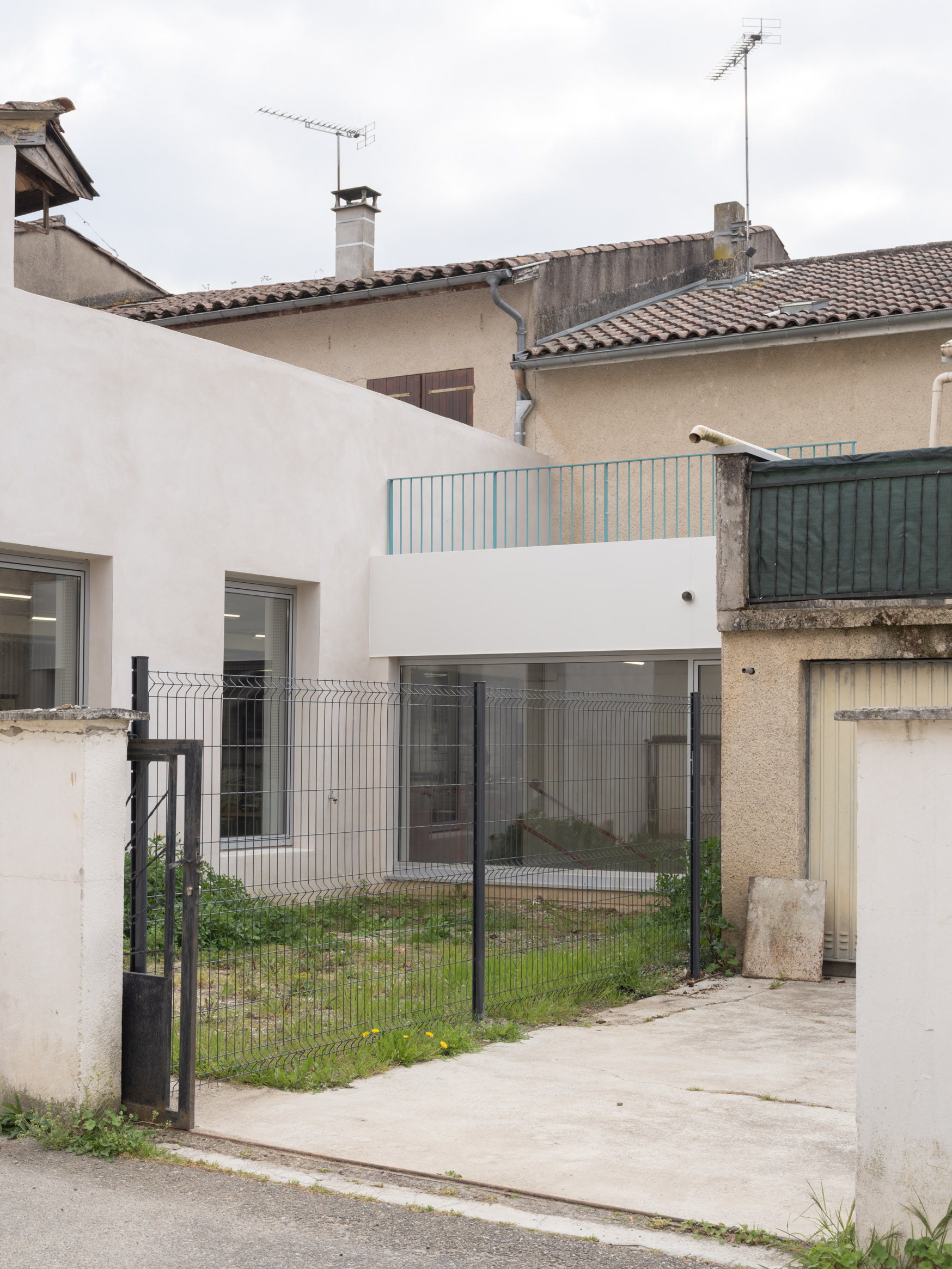 Extension du réfectoire reprend les principes de garage/terrasse des habitations mitoyennes / Sandrine Iratcabal