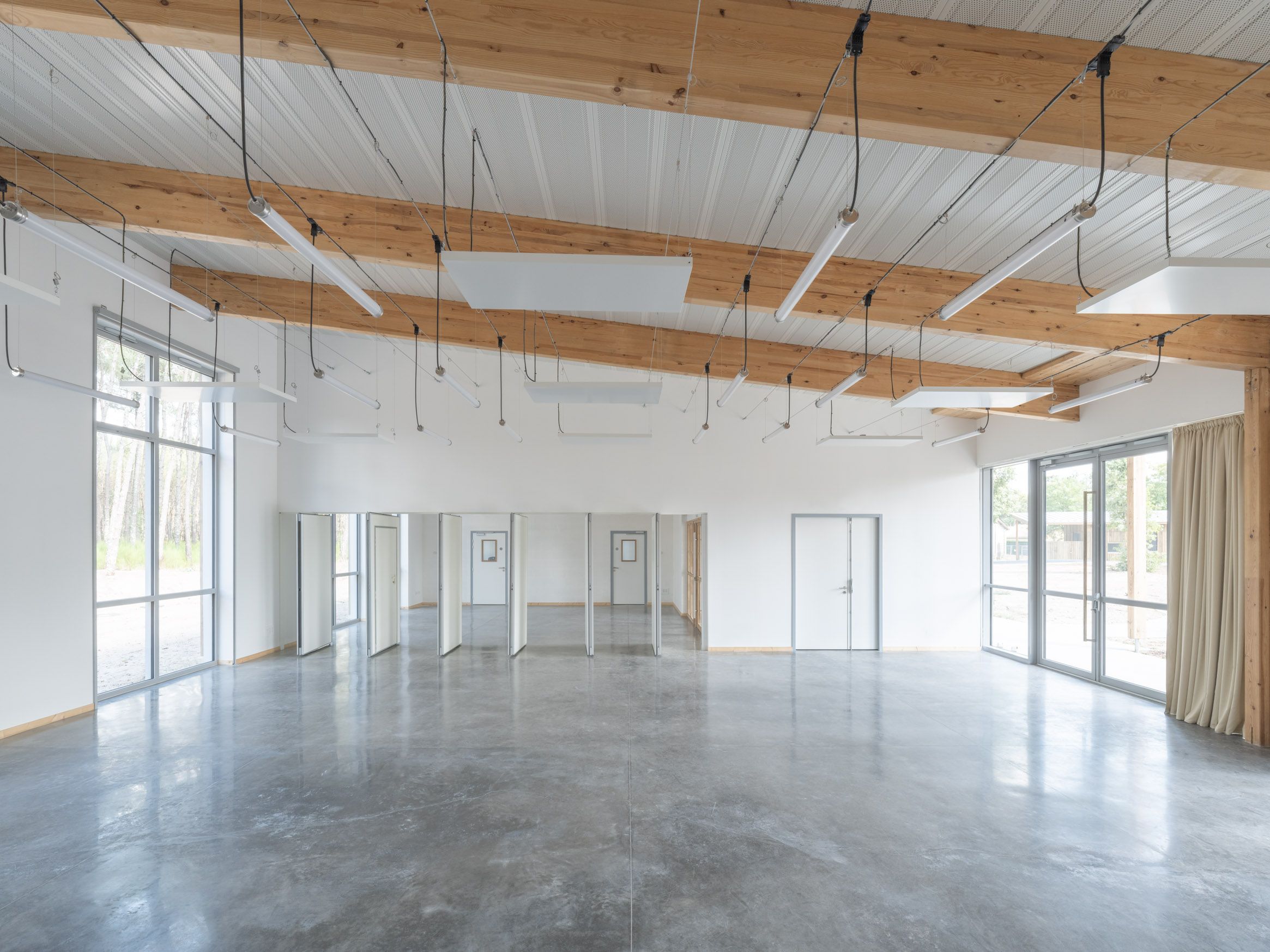 Intérieur la salle polyvalente, espace modulable / Sandrine Iratçabal - ZW/A - Trensacq La Pinède - 2025
