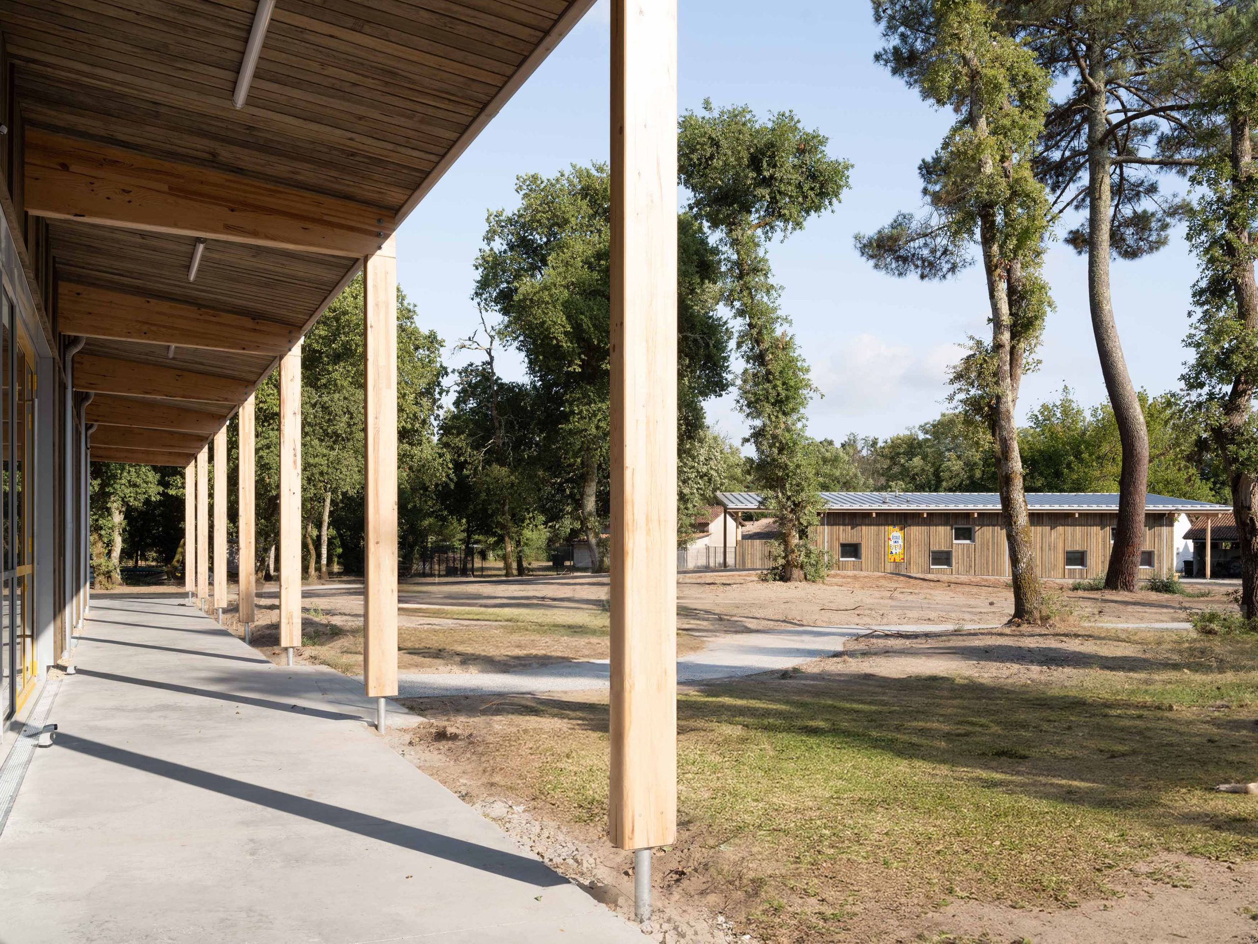 Airial, depuis la salle polyvalente vers l'école / Sandrine Iratçabal - ZW/A - Trensacq La Pinède - 2025