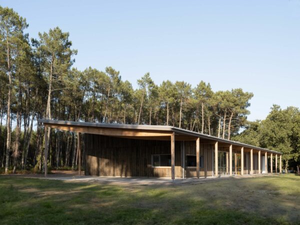 Salle polyvalente en lisière de forêt landaise / Sandrine Iratçabal - ZW/A - Trensacq La Pinède - 2025