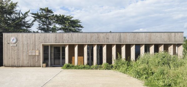 Façade principale. Bardage bois en mélèze et panneaux en contreplaqué de châtaigner. / Arnaud Brossard - Agence Laurent Guillon Architectes - Cabinet de kinésithérapie, Marans, 2022.