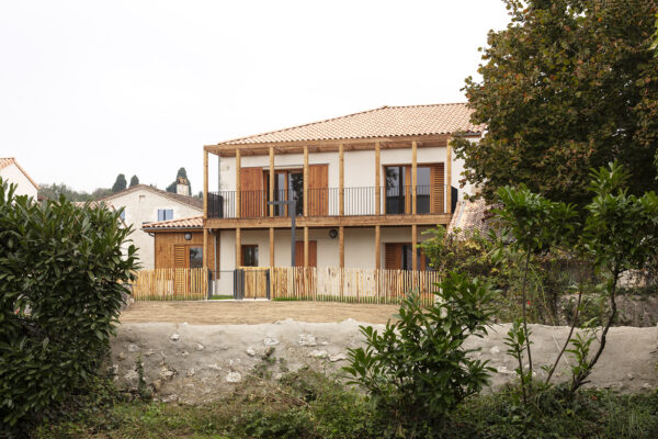 Façade sud des logements ouvert sur le cœur d'îlot / Agnès Clotis - Besson Bolze - Logements séniors et maison commune à la Sauvetat-du-Dropt - 01 octobre 2025