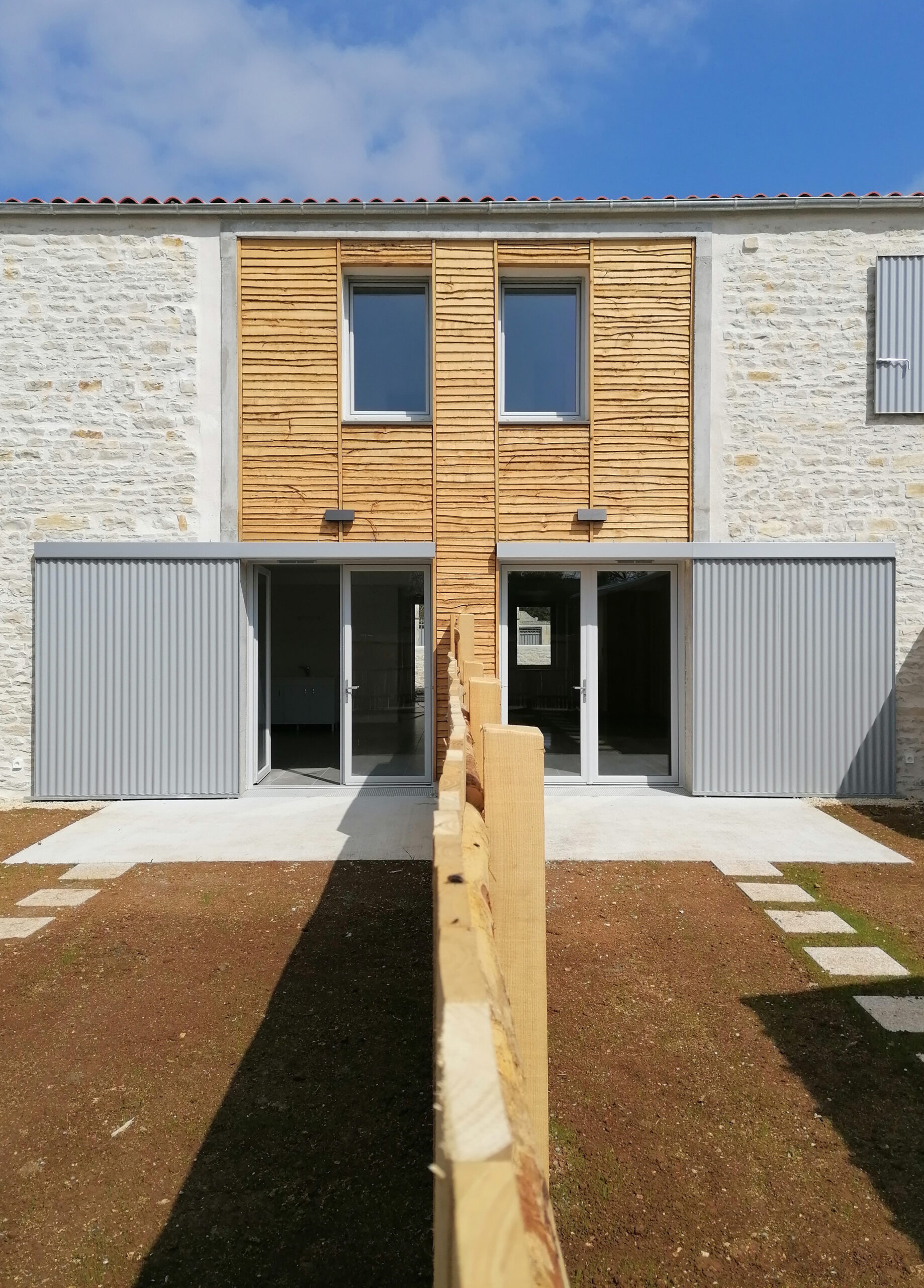 Façade sur jardin / Laurent Guillon - Agence Laurent Guillon Architectes - Réhabilitation d'une ancienne ferme en 8 logements, Saint-Georges-de-Rex, 2025