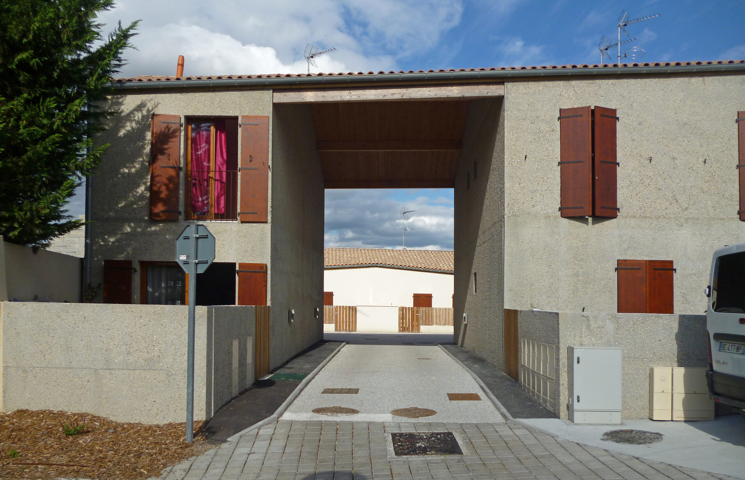 Passage sous porche / Benoit Schmeltz