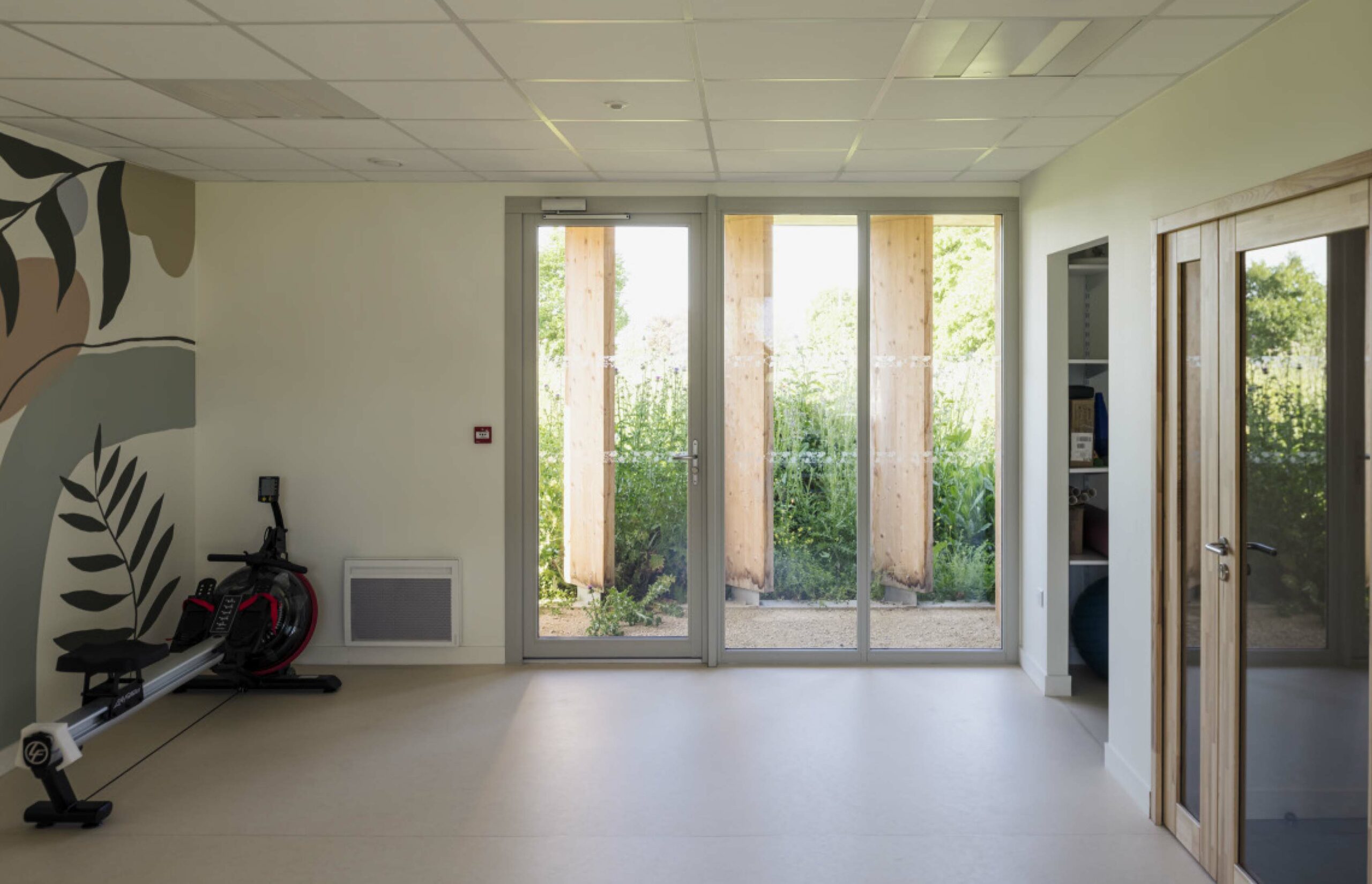 Salle de rééducation. Fresque réalisée avec de la peinture de réemploi par