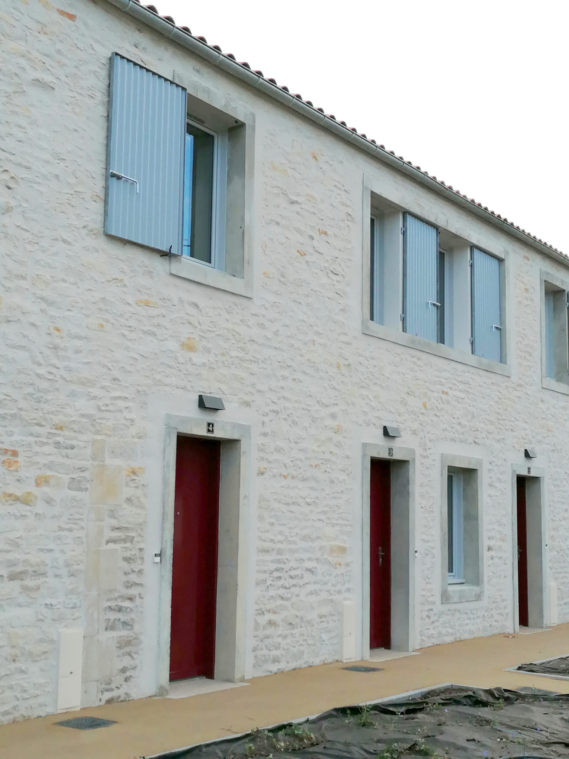 Façade rue du château / Laurent Guillon - Agence Laurent Guillon Architectes - Réhabilitation d'une ancienne ferme en 8 logements, Saint-Georges-de-Rex, 2025