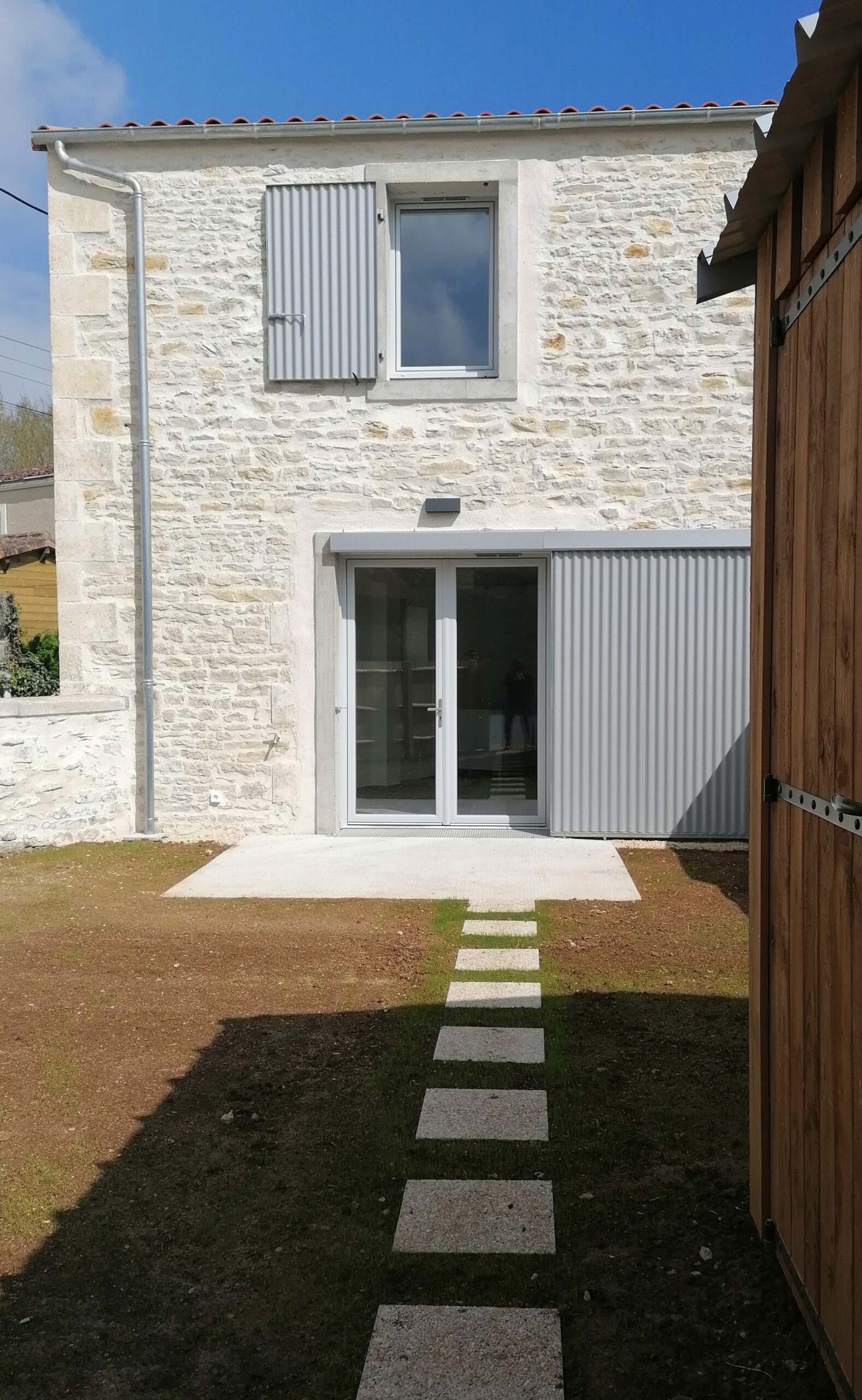 Façade sur jardin / Laurent Guillon - Agence Laurent Guillon Architectes - Réhabilitation d'une ancienne ferme en 8 logements, Saint-Georges-de-Rex, 2025