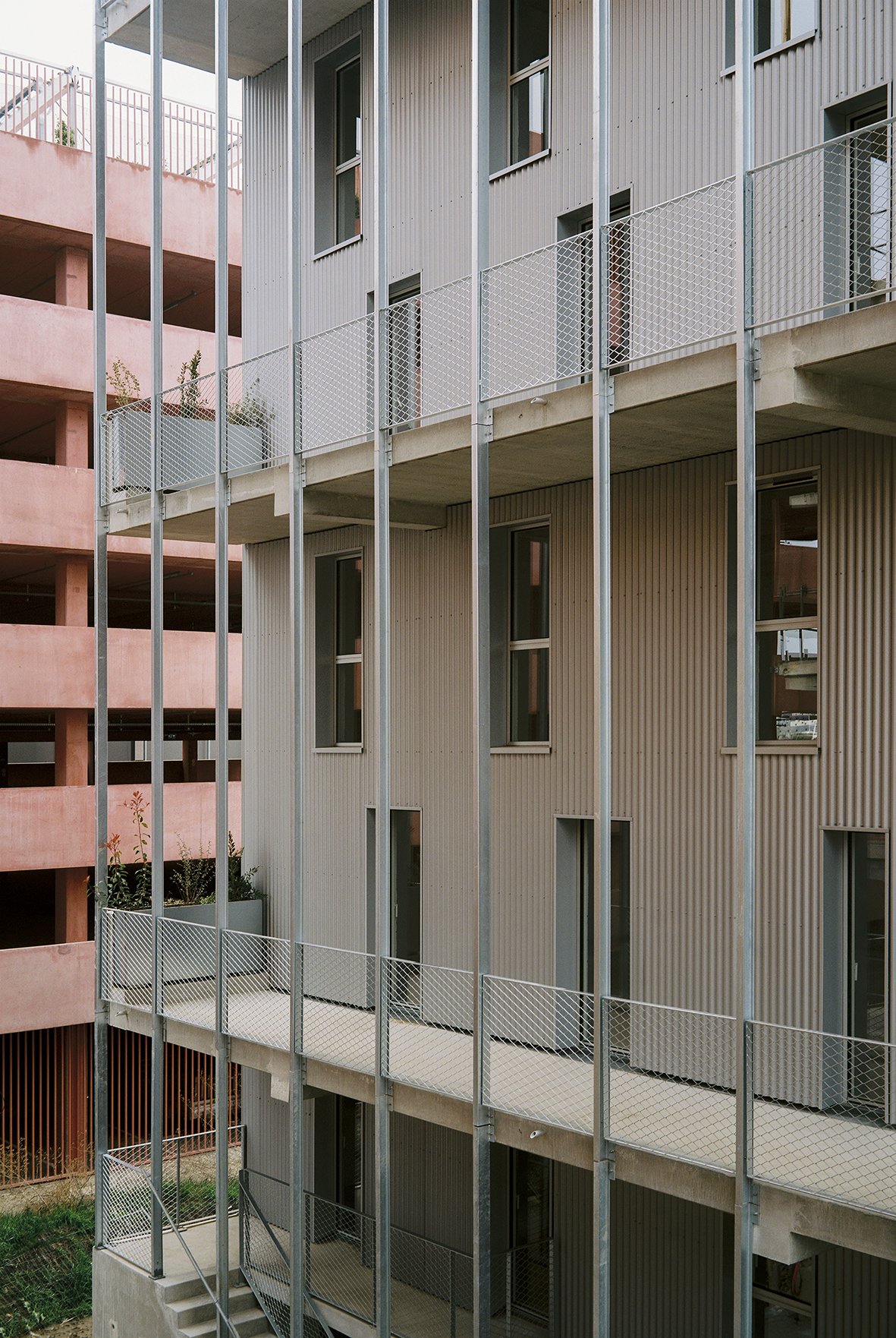 Chaque appartement est sur deux niveaux et communique avec les espaces extérieurs à travers des longs balcons de 1,8m. Toutes les futures pièces du niveau bas pourront s’ouvrir dessus. / Agnès Clotis pour A6A