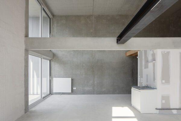 Un des Volumes Capables à la livraison. La poutre en béton fait partie de la structure de l’immeuble, les poutres en acier permettront à chaque habitant de fabriquer son propre plancher intermédiaire. / Agnès Clotis, pour A6A