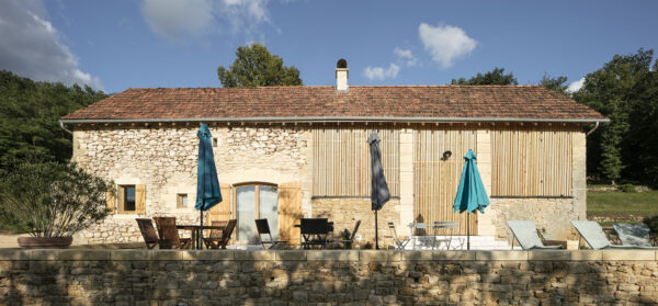 Les bâtisses rénovées sont le témoin d'une architecture agricole typique du Périgord / Edouard Decam - CoCo architecture - Granges réhabilitées, Beynac et Cazenac, 2021