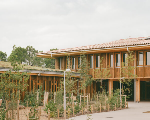 Le bâtiment de puis la cour élémentaire / Charles Bouchaïd - Agence Ferron Monnereau + Besson Bolze - Groupe scolaire Robert et Elisabeth Badinter - Audenge - 18 août 2025