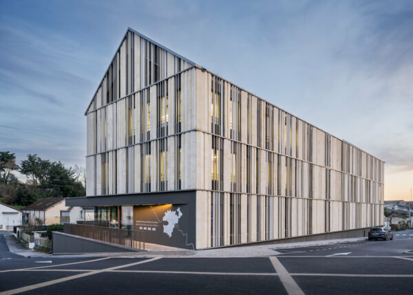 Fédérer et accueillir dans un lieu emblématique à l’image du territoire / Arthur Péquin photographe – GUIRAUD-MANENC Architecture – MSP La Réole, 2024.