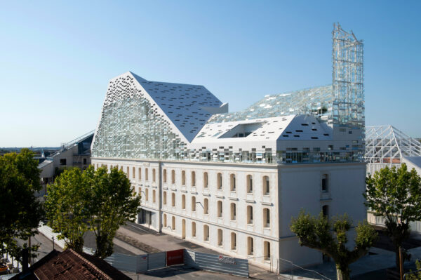 Une architecture endogène qui met en scène le patrimoine du XIXème siècle. / A. GILBERT Photographe – GUIRAUD-MANENC Architecture – ESSCA Bordeaux, 2023.