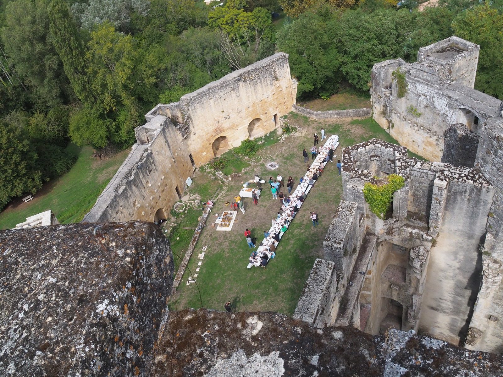 Prise de vue de la scénographie du banquet depuis le donjon du Château de Rauzan. / Club photo rauzannais-Laura Chevalier et Hugo Gomez-Terre nourricière, Rauzan,13/09/2025