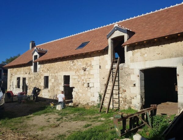 Réhabilitation de la toiture achevée et démarrage des travaux de maçonnerie sur la façade principale / Photo de Frédérique Ivanès, architecte, REHABILITATION D'UNE LONGERE POITEVINE A LA CROIX SIAUME, octobre 2025