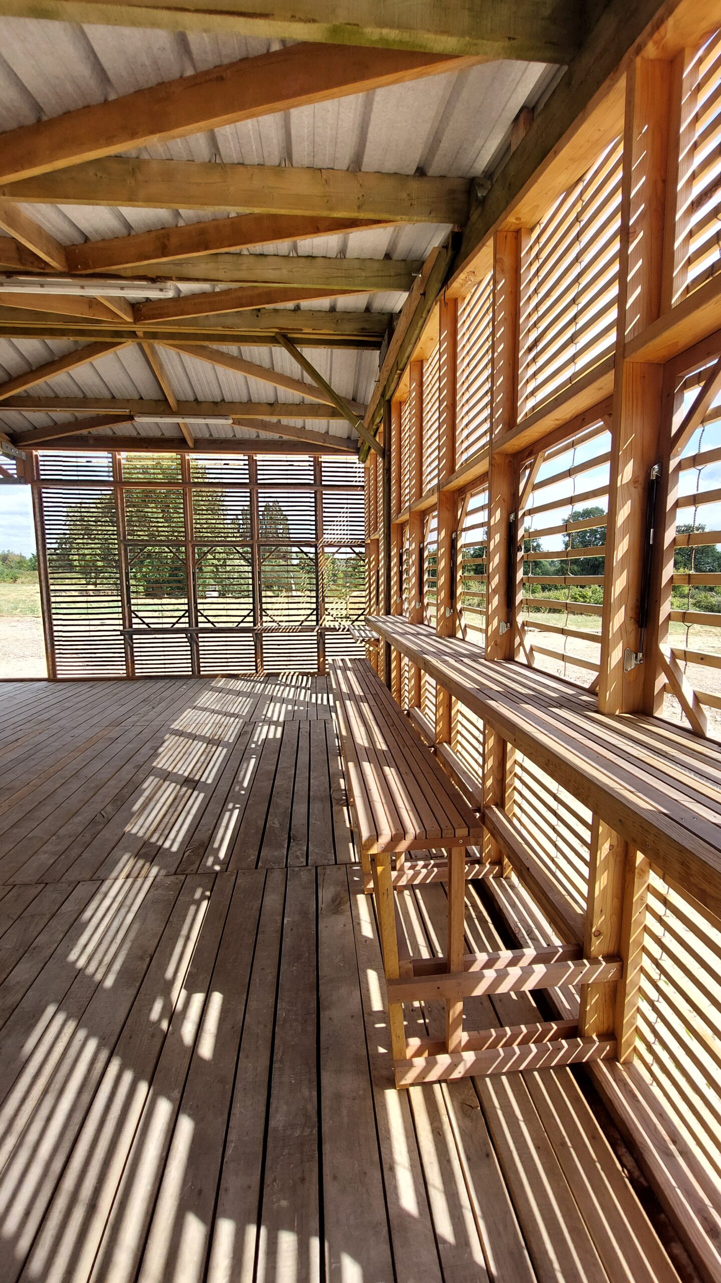 Le belvédère: abrité derrière le bardage de ganivelles fabriquées localement, il permet d'observer la faune locale / ARCHIMAG - MAISON DE LA RESERVE - ST MARC LA LANDE - 16/10/25