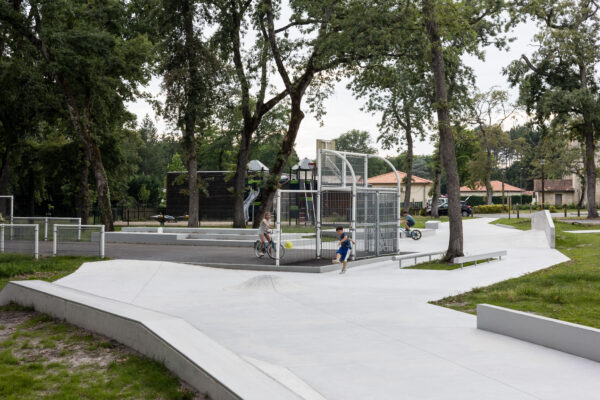 Mios Line : Une balade skatable pour relier et dynamiser le centre-bourg / Ivan Mathie - Edgar + Leo Valls - Mios line - Mios - 2023