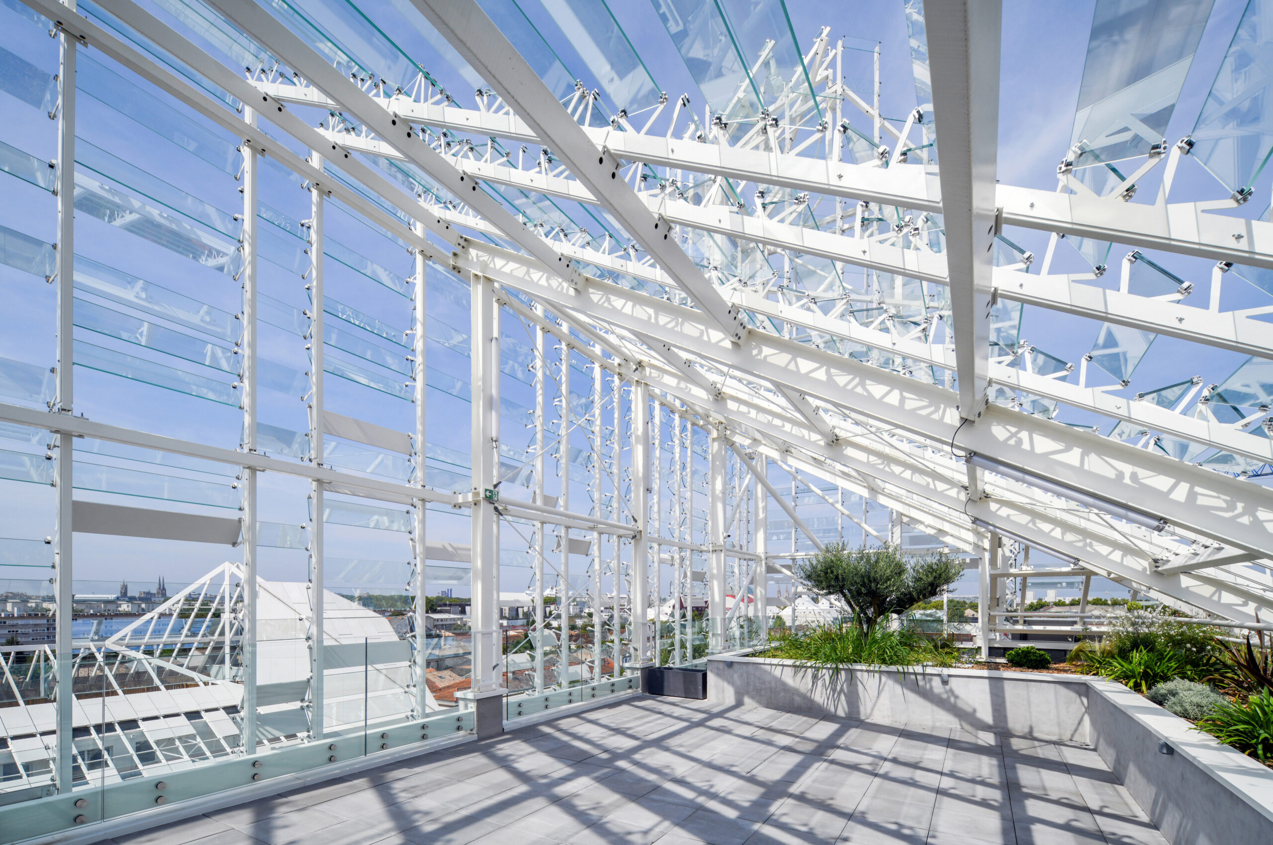 Au 5ème étage l'espace extérieur de l'école - un nouveau panorama sur Bordeaux. / A. GILBERT Photographe – GUIRAUD-MANENC Architecture – ESSCA Bordeaux, 2023.