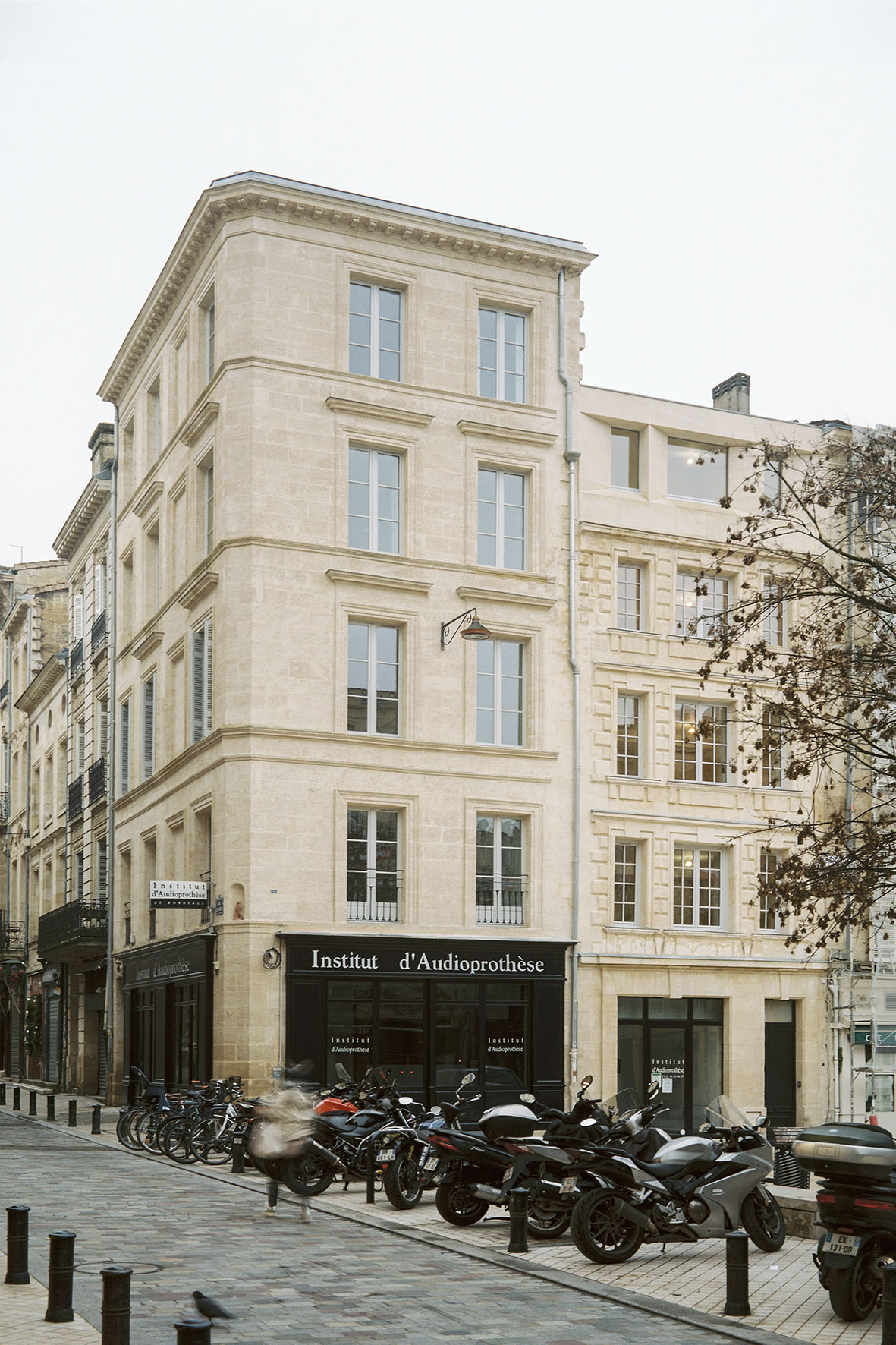 Les deux immeubles Place Fernand Lafargue, et Rue des Ayres / Agnès Clotis pour A6A