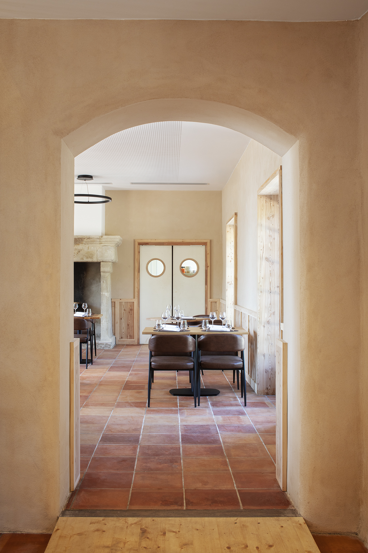 vue de l'entrée du restaurant / Agnes Clotis - La table de Cerons, Cerons, 2025