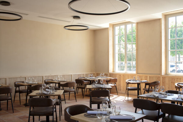Vue intérieure du restaurant / Agnes Clotis - La table de Cerons, Cerons, 2025