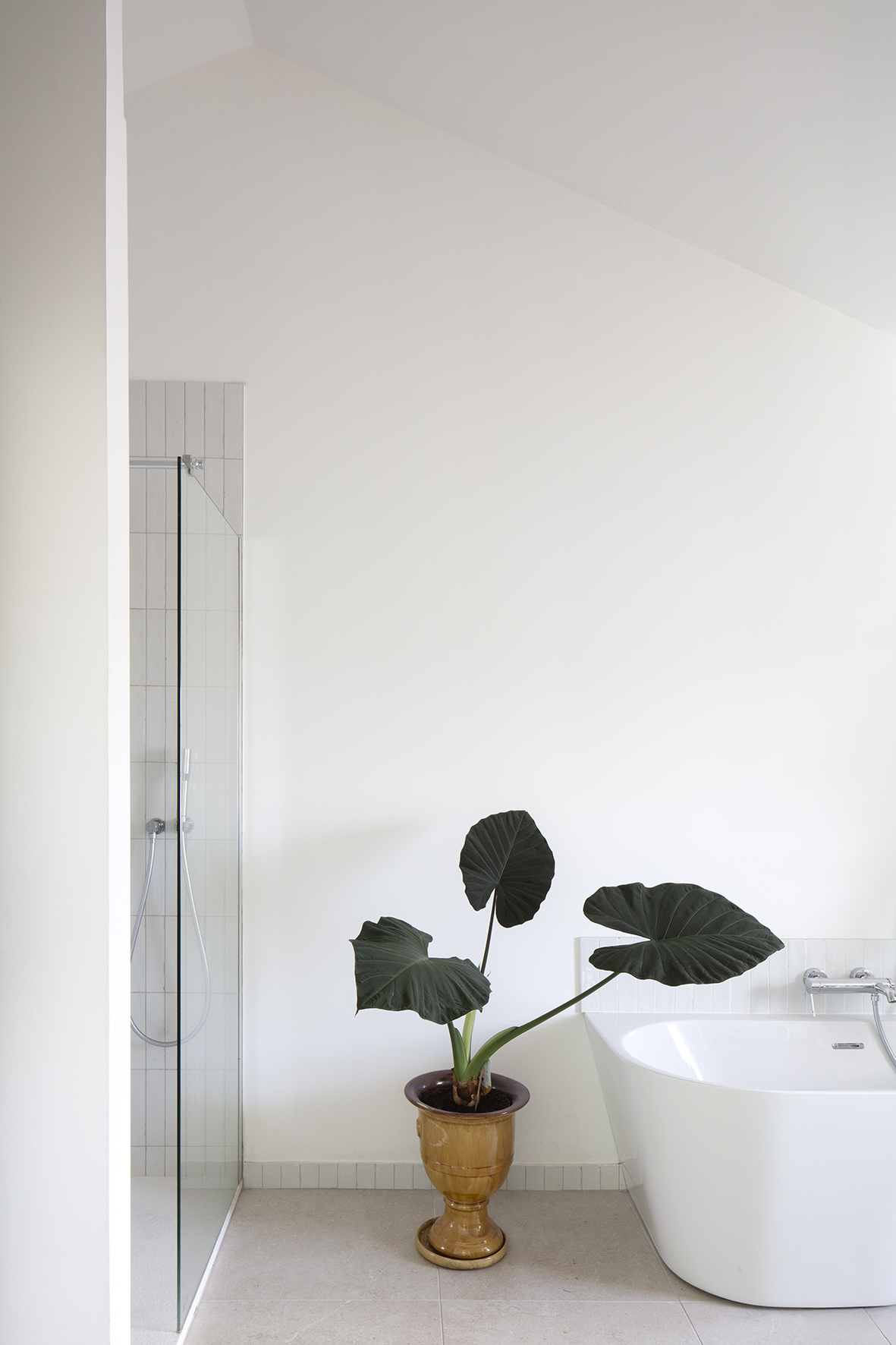 Vue de la salle de bain / Agnes Clotis - Asné Architecture - Surélévation d'une échoppe, Bègles, 2025.