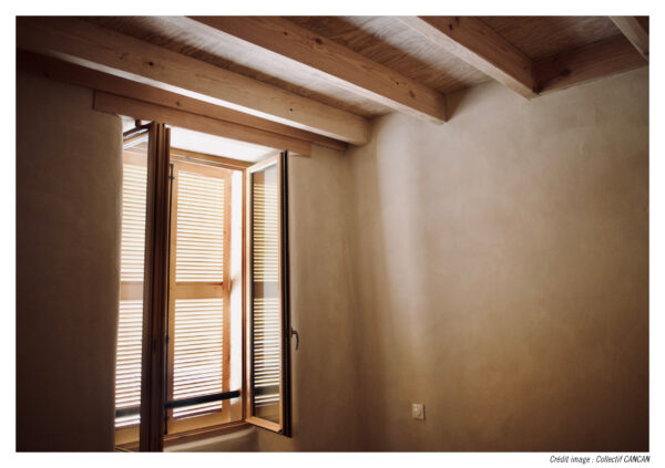 Chambre : Matériaux bruts & ventilation naturelle / @CANCAN
