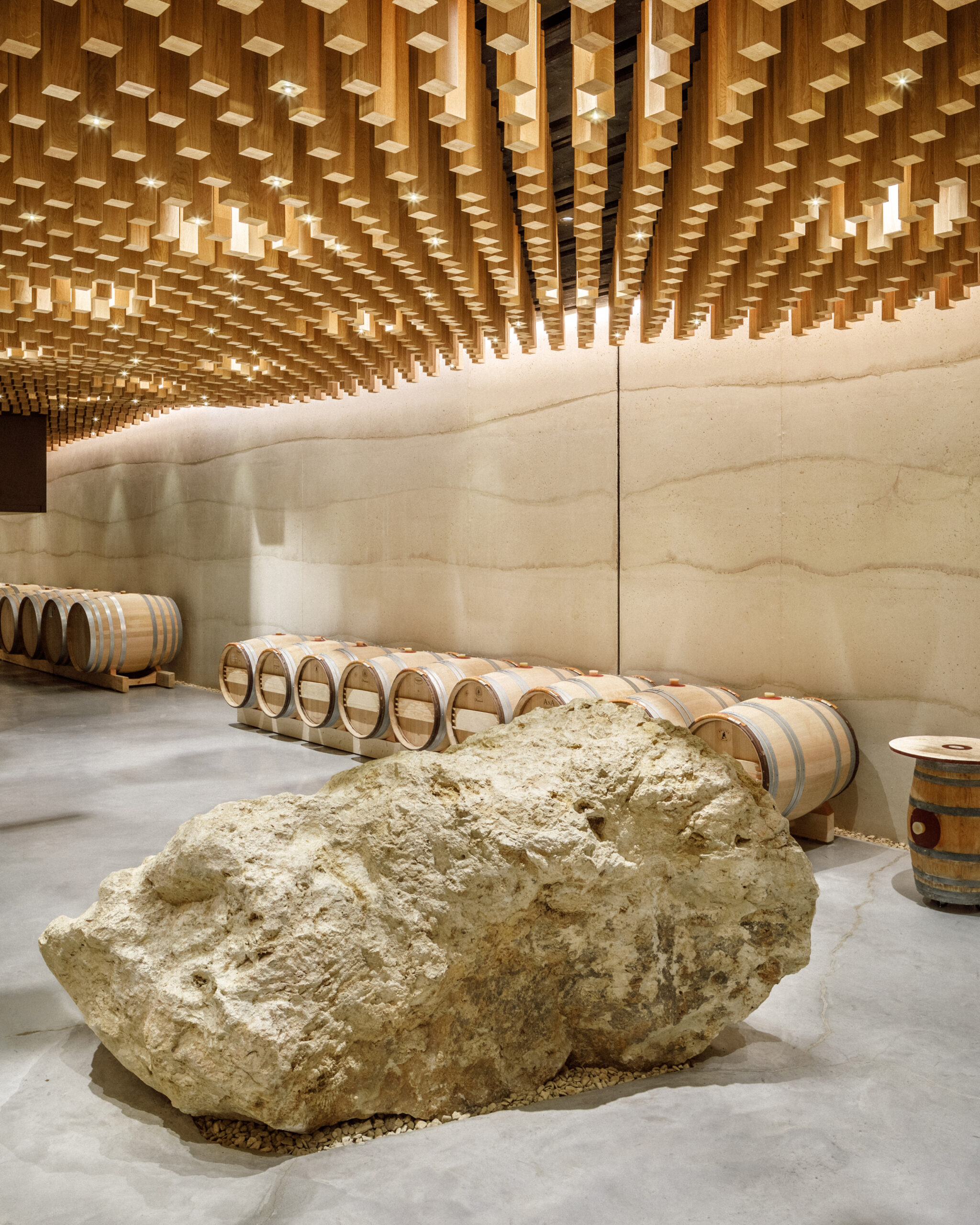 Au centre du chai, un bloc de quatre tonnes issu du creusement a été conservé comme témoin brut / 11h45- BPM Architectes-Château Pavie Macquin-Saint Emilion