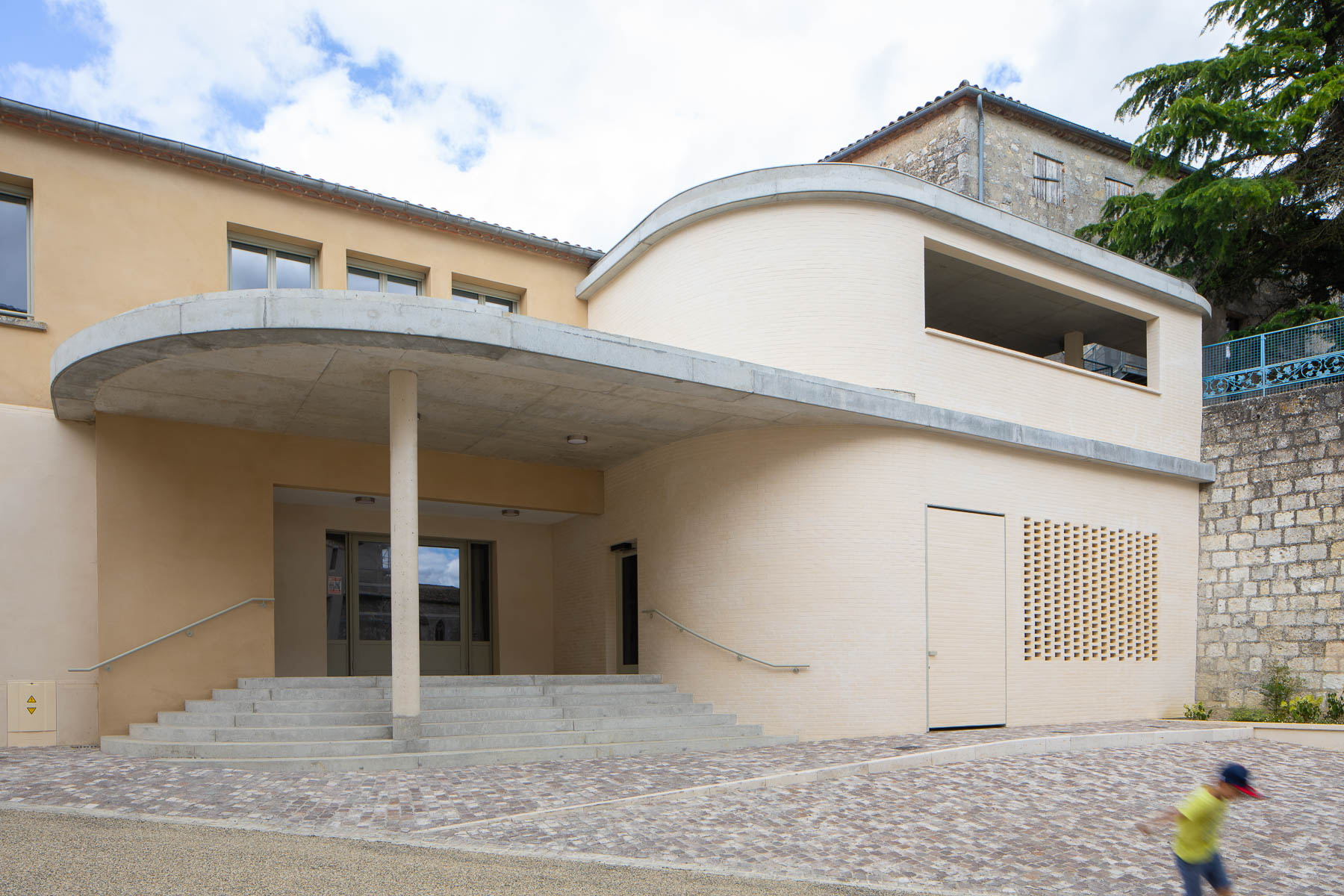 Parvis d'entrée / David Aubert - Atelier LALA Architecture - Foyer rural, Laplume, 2024.