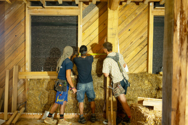Mise en œuvre du remplissage en bottes de paille entre les montants de l’ossature bois - chantier du siège social de Coop&Bat / StudioBlueLemon-MoonwalkLocal-Coop&Bat,Bassens,2025