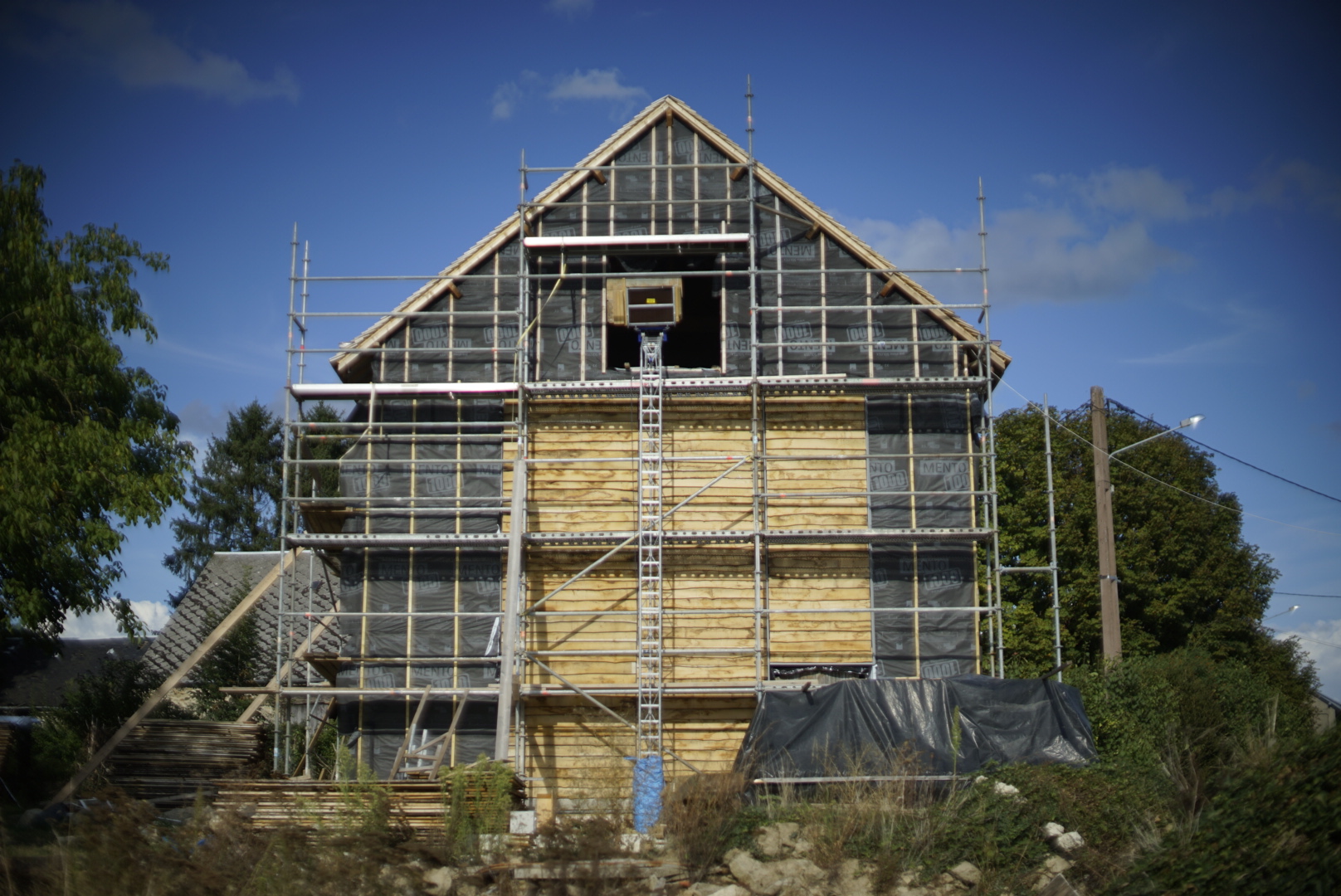 La façade est bardée en châtaignier du PNR Périgord-Limousin / Laurent NAUD - ATELIER CUCULOURDAIS / LAURENTNAUD Architecte - Réhabilitation biodynamique d'une maison creusoise_2023