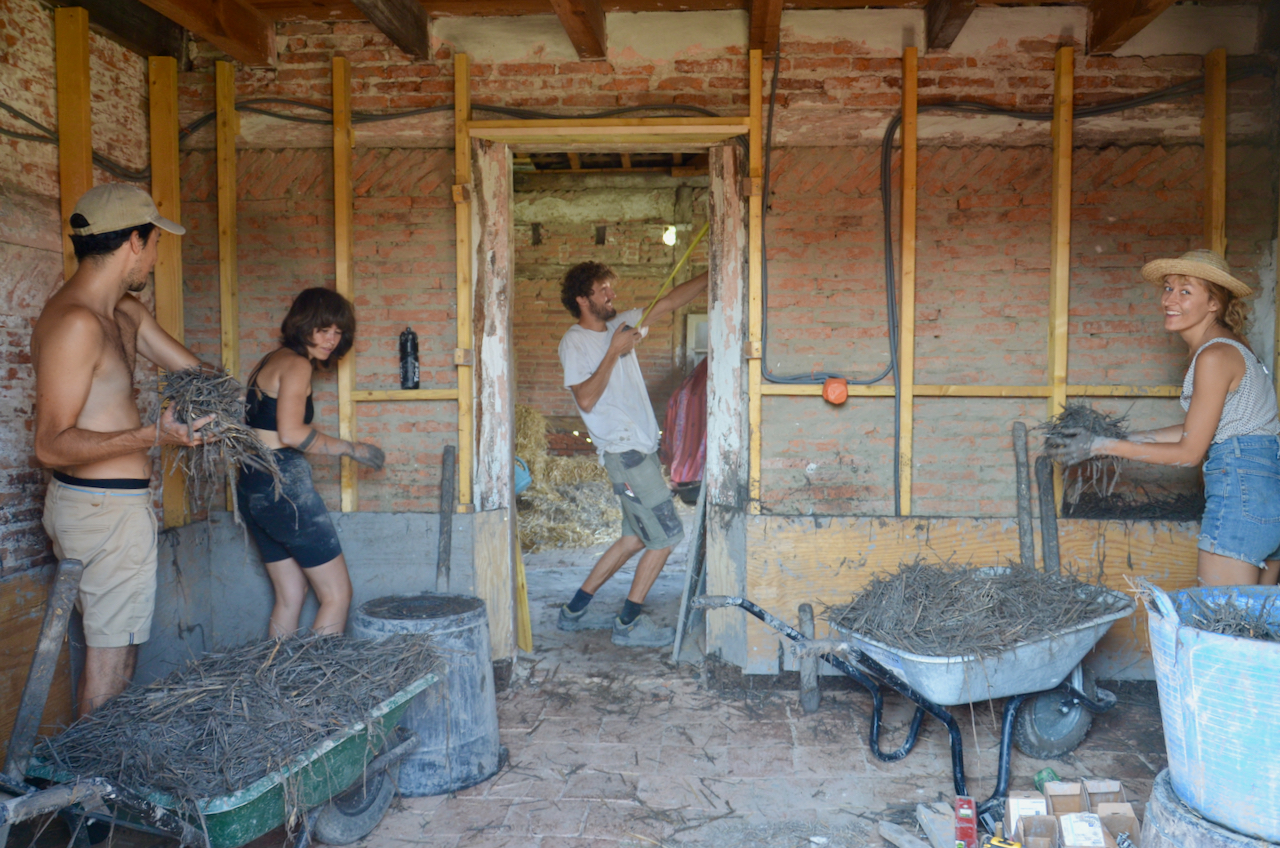 Ambiance chantier participatif terre/paille / Alizée Cugney - Dorodango Architecture - Projet Naou, Sainte-Eulalie-en-Born, 07/2024