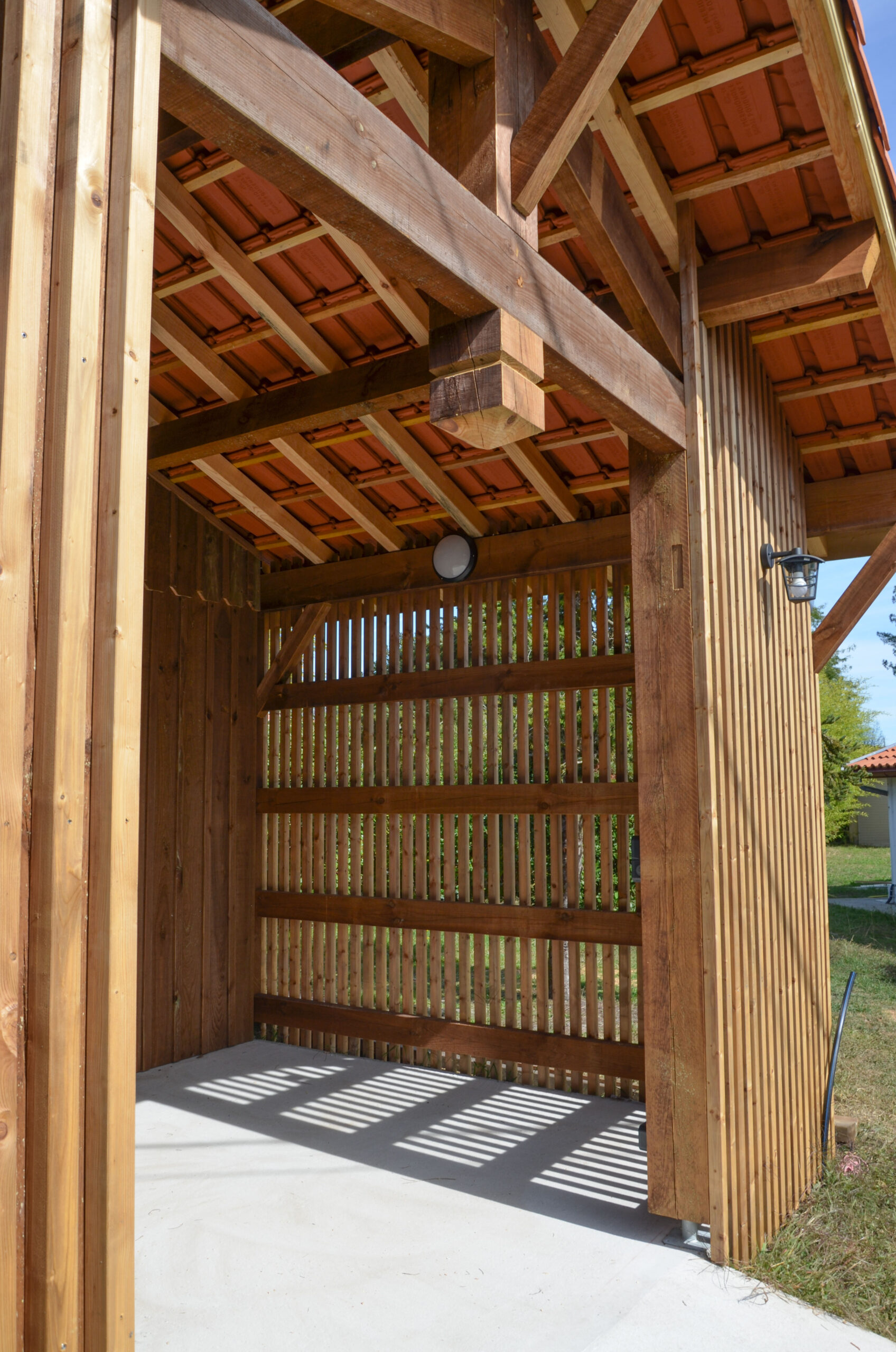 Vue de l'abri-bois / Alizée Cugney - Dorodango Architecture - Annexe Wolff, Pontenx-les-Forges,01/10/2025