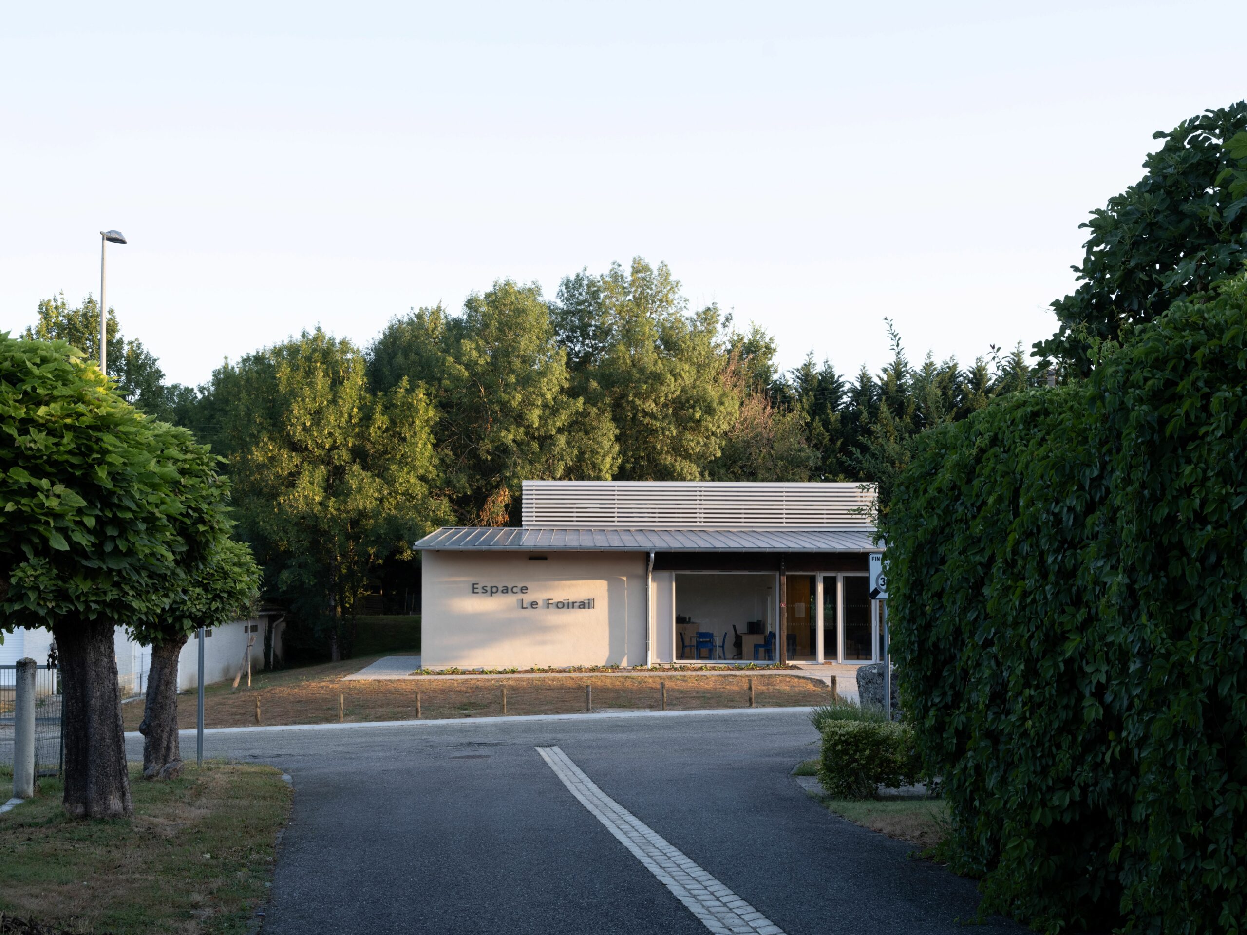 Entre le bourg et la campagne environnante / Iratcabal - VGAU - Espace Le Foirail - Bouglon - 2025