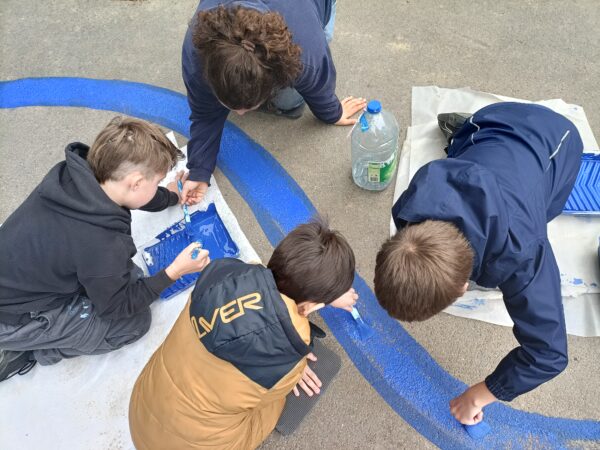 Les enfants de l'école sur le chantier participatif de la rivière / Architecture in vivo - Nay, 2025