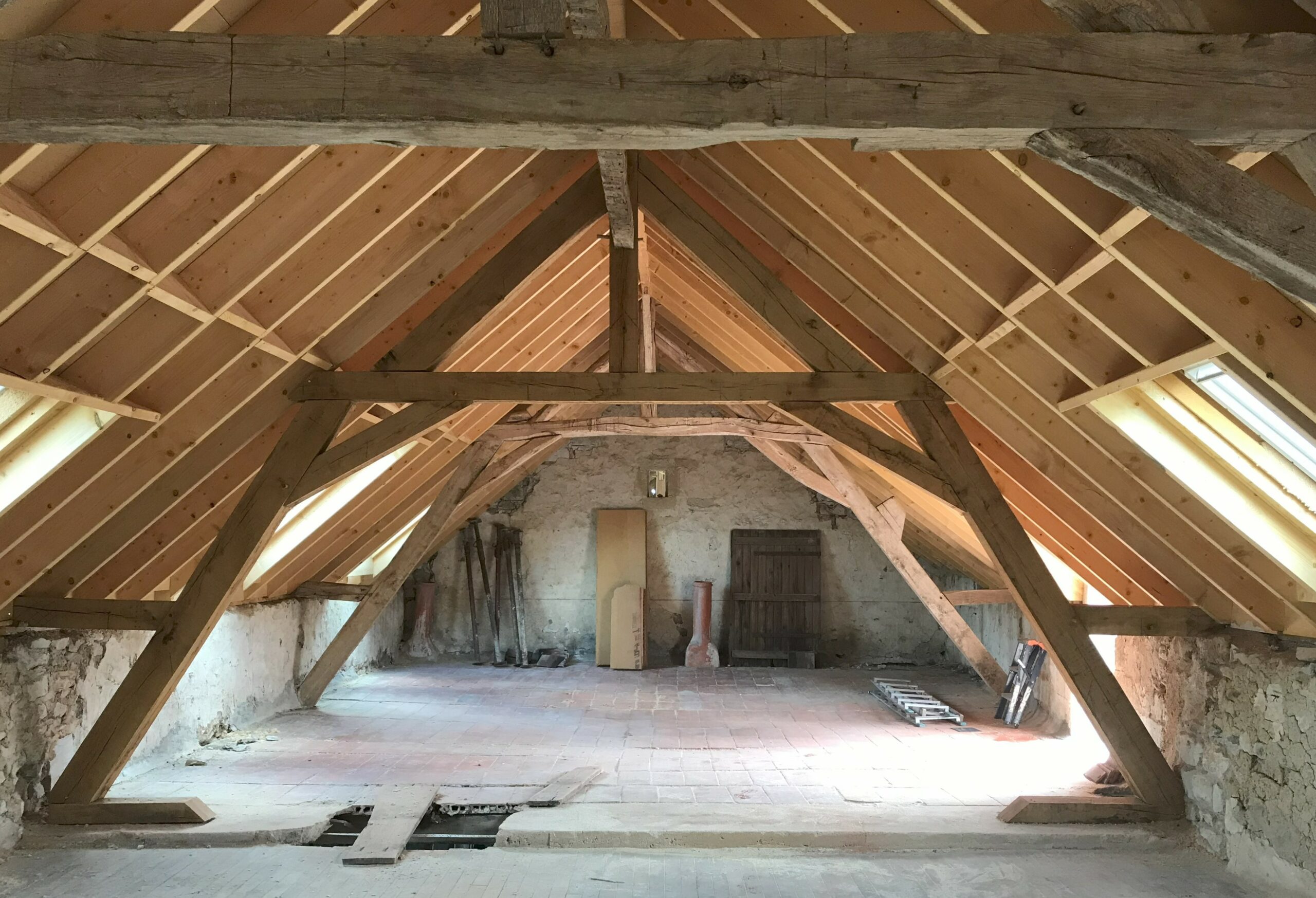 Les combles / Photo de Frédérique Ivanès, architecte, REHABILITATION D'UNE LONGERE POITEVINE A LA CROIX SIAUME, août 2025
