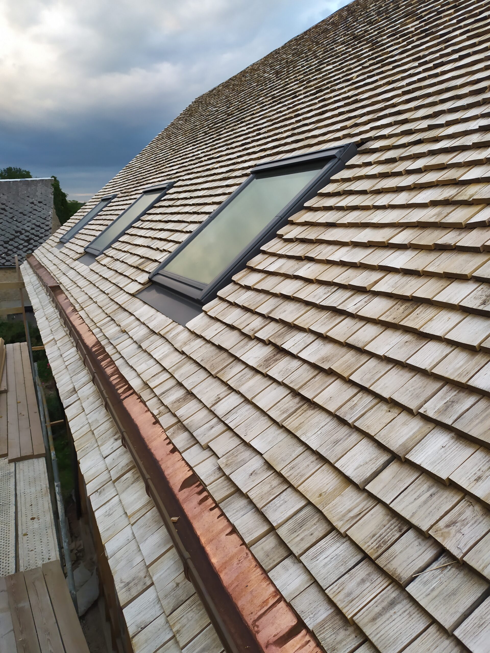 Toit en bardeaux de châtaignier de la forêt voisine / Laurent NAUD - ATELIER CUCULOURDAIS / LAURENTNAUD Architecte - Réhabilitation biodynamique d'une maison creusoise_2023