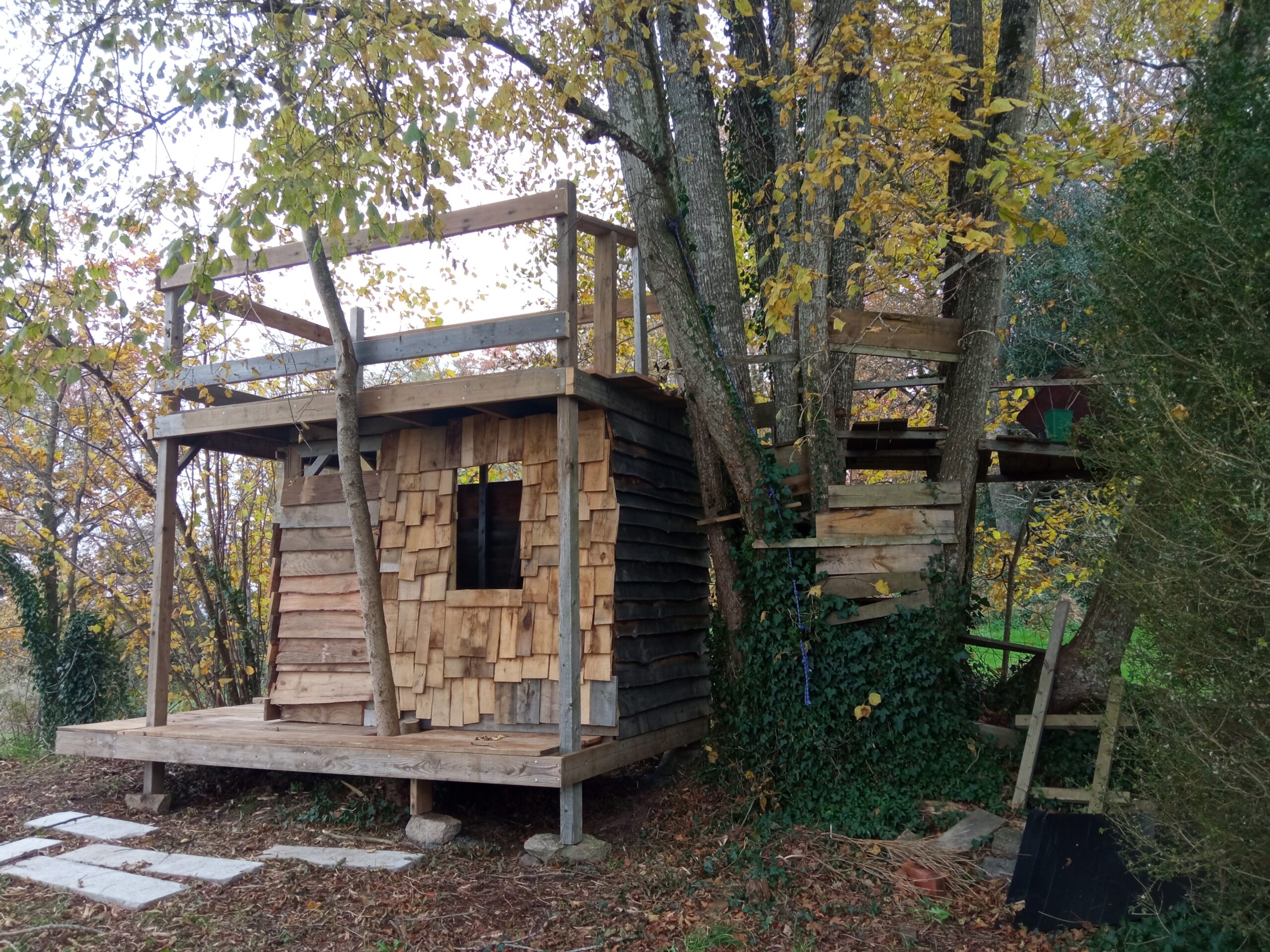 Les rebuts et chutes ont été réemployés pour une cabane / Laurent NAUD - ATELIER CUCULOURDAIS / LAURENTNAUD Architecte - Réhabilitation biodynamique d'une maison creusoise_2024