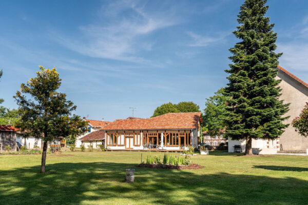 La maison et son airial / Photographe : Marina Sebie ; Architecte : Senecio ; Projet : CP_58, Luglon, 2024. 