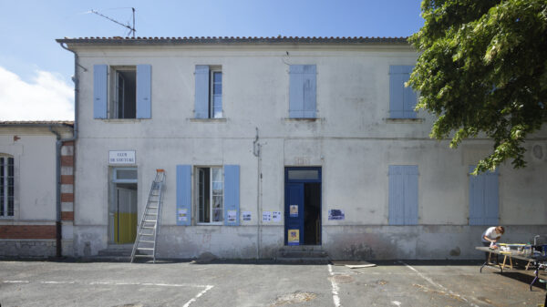 L'ancienne école du bourg se réactive / John Duquoc - Atelier Formidable - Tiers lieu de Saint Trojan, 10.06.2023