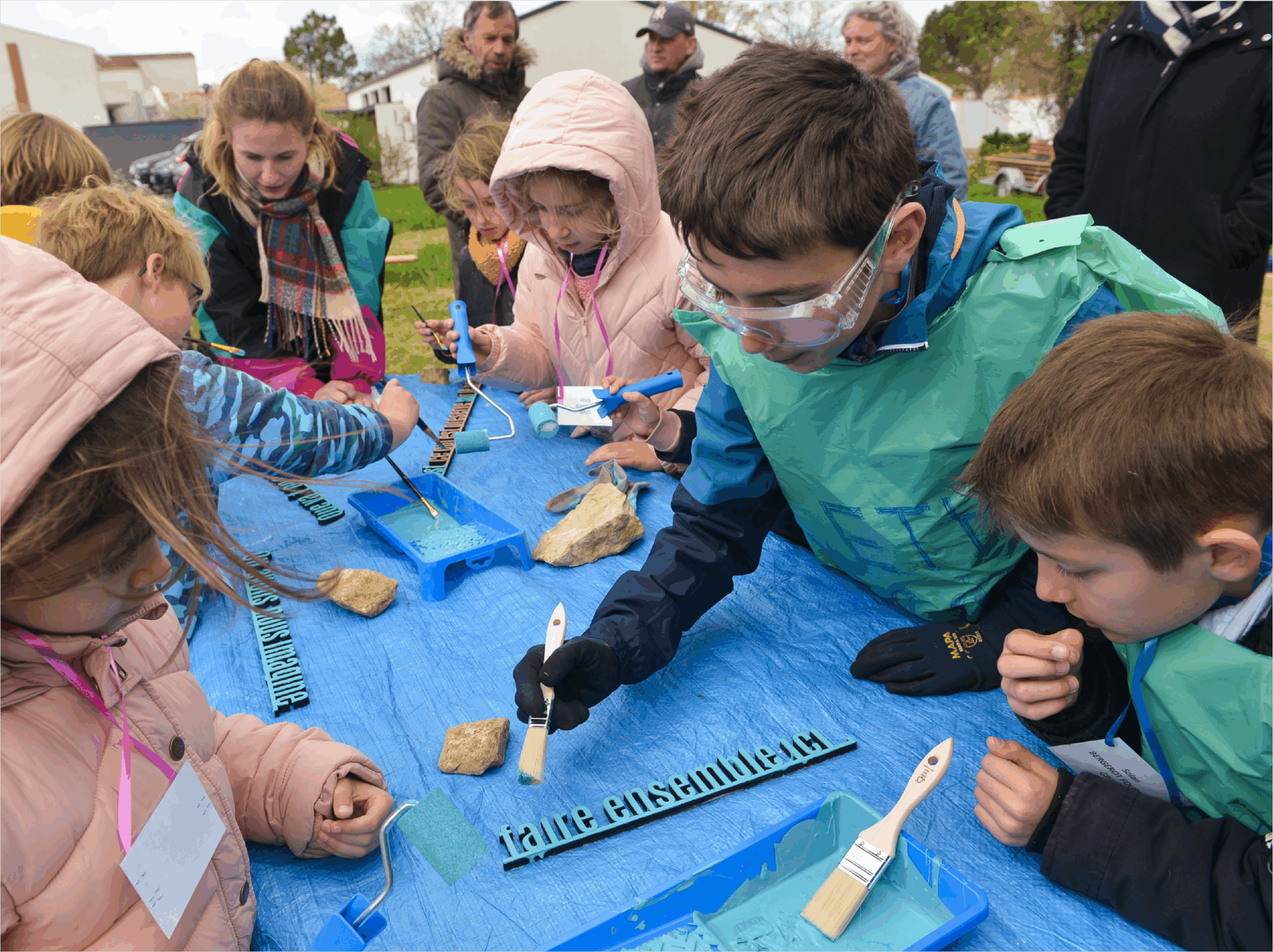 Les enfants peignent la signalétique des totems de biodiversité / Jeanne Faure