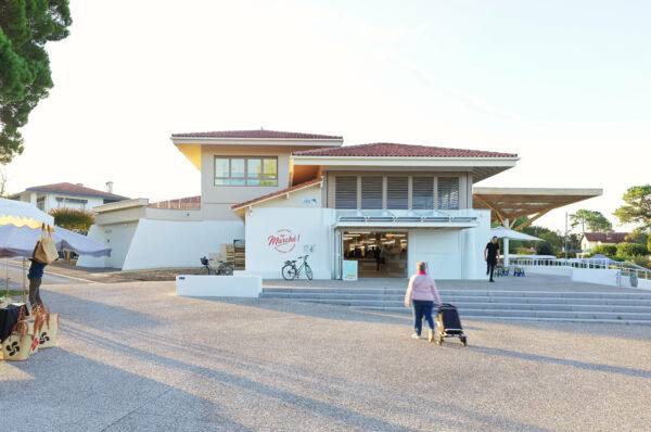 Le marché s'inscrit dans une logique de sobriété, de frugalité et d'ancrage local. / Mathieu Choiselat Photographie – GUIRAUD-MANENC Architecture – Marché Capbreton, 2025.